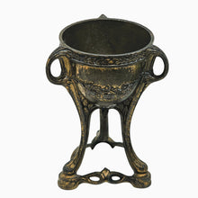 Charger l'image dans la galerie, Porte-œuf décoratif Art nouveau en régule patiné doré et œuf en albâtre vert, vers 1900 Le Charme des Violettes - Brocante en ligne

