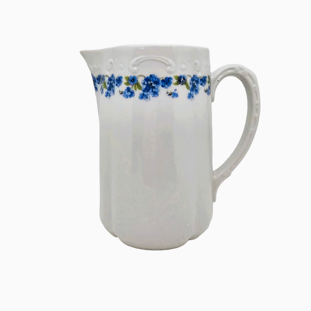 Pot à eau Art nouveau en porcelaine blanche à décor de myosotis, années 1900