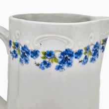 Load image into Gallery viewer, Pot à eau Art nouveau en porcelaine blanche à décor de myosotis, années 1900
