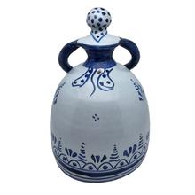 Charger l&#39;image dans la galerie, Potiche naïve vintage en céramique espagnole blanche et bleue
