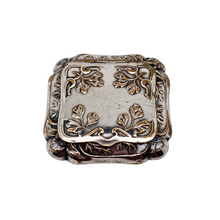 Load image into Gallery viewer, Poudrier Art nouveau en métal argenté à décor végétal, vers 1900-1910 Le Charme des Violettes - Brocante en ligne
