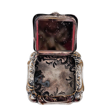 Load image into Gallery viewer, Poudrier Art nouveau en métal argenté à décor végétal, vers 1900-1910 Le Charme des Violettes - Brocante en ligne
