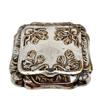 Load image into Gallery viewer, Poudrier Art nouveau en métal argenté à décor végétal, vers 1900-1910 Le Charme des Violettes - Brocante en ligne

