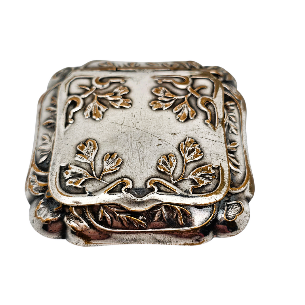 Poudrier Art nouveau en métal argenté à décor végétal, vers 1900-1910 Le Charme des Violettes - Brocante en ligne