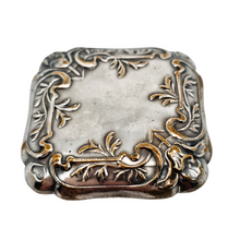 Load image into Gallery viewer, Poudrier Art nouveau en métal argenté à décor végétal, vers 1900-1910 Le Charme des Violettes - Brocante en ligne
