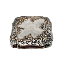 Load image into Gallery viewer, Poudrier Art nouveau en métal argenté à décor végétal, vers 1900-1910 Le Charme des Violettes - Brocante en ligne
