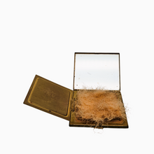 Charger l'image dans la galerie, Poudrier vintage en laiton doré et nacre, vers 1950 Le Charme des Violettes - Brocante en ligne
