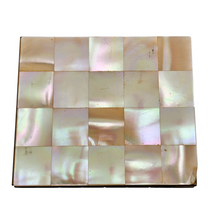 Charger l'image dans la galerie, Poudrier vintage en laiton doré et nacre, vers 1950 Le Charme des Violettes - Brocante en ligne
