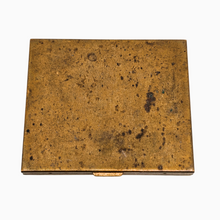 Charger l'image dans la galerie, Poudrier vintage en laiton doré et nacre, vers 1950 Le Charme des Violettes - Brocante en ligne
