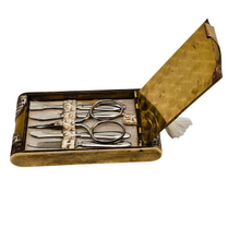 Charger l&#39;image dans la galerie, ✨ Nécessaire Art Déco en peau de serpent et laiton, Poudrier, manucure &amp; rouge à lèvres, vers 1925-1935 Le Charme des Violettes - Brocante en ligne
