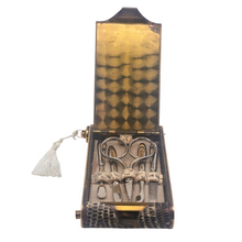 Charger l&#39;image dans la galerie, ✨ Nécessaire Art Déco en peau de serpent et laiton, Poudrier, manucure &amp; rouge à lèvres, vers 1925-1935 Le Charme des Violettes - Brocante en ligne
