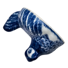 Load image into Gallery viewer, Bonbonnière en forme de poule en porcelaine bleue et blanche décorée à la main, années 1970
