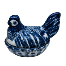 Load image into Gallery viewer, Bonbonnière en forme de poule en porcelaine bleue et blanche décorée à la main, années 1970
