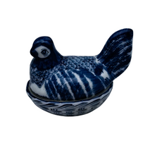 Load image into Gallery viewer, Bonbonnière en forme de poule en porcelaine bleue et blanche décorée à la main, années 1970
