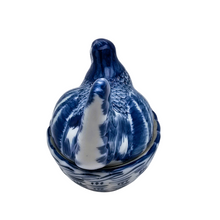 Load image into Gallery viewer, Bonbonnière en forme de poule en porcelaine bleue et blanche décorée à la main, années 1970

