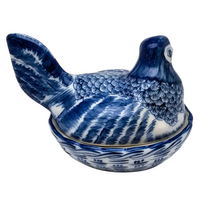 Load image into Gallery viewer, Bonbonnière en forme de poule en porcelaine bleue et blanche décorée à la main, années 1970
