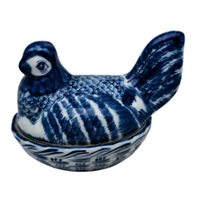Load image into Gallery viewer, Bonbonnière en forme de poule en porcelaine bleue et blanche décorée à la main, années 1970

