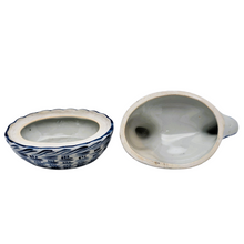 Load image into Gallery viewer, Bonbonnière en forme de poule en porcelaine bleue et blanche décorée à la main, années 1970

