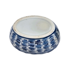 Load image into Gallery viewer, Bonbonnière en forme de poule en porcelaine bleue et blanche décorée à la main, années 1970
