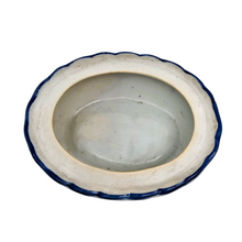 Load image into Gallery viewer, Bonbonnière en forme de poule en porcelaine bleue et blanche décorée à la main, années 1970
