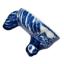Load image into Gallery viewer, Bonbonnière en forme de poule en porcelaine bleue et blanche décorée à la main, années 1970
