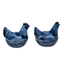 Afbeelding in Gallery-weergave laden, Duo de petites poules couvertes en faïence bleue, milieu XXè
