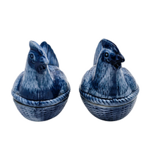 Afbeelding in Gallery-weergave laden, Duo de petites poules couvertes en faïence bleue, milieu XXè
