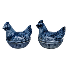 Afbeelding in Gallery-weergave laden, Duo de petites poules couvertes en faïence bleue, milieu XXè
