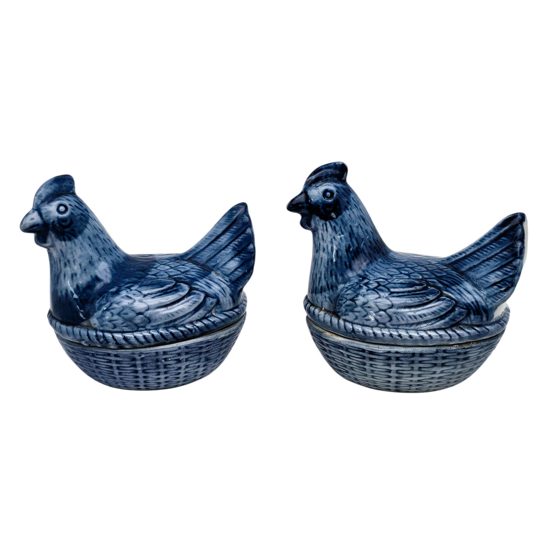 Duo de petites poules couvertes en faïence bleue, milieu XXè