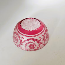 Charger l'image dans la galerie, Baccarat (attribué à) - Coupelle en cristal doublé rose gravé et dégagé à l'acide, circa 1900 Le Charme des Violettes - Brocante en ligne
