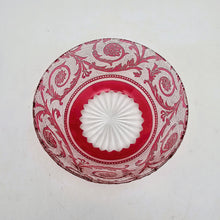 Charger l'image dans la galerie, Baccarat (attribué à) - Coupelle en cristal doublé rose gravé et dégagé à l'acide, circa 1900 Le Charme des Violettes - Brocante en ligne
