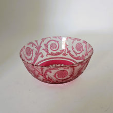 Charger l'image dans la galerie, Baccarat (attribué à) - Coupelle en cristal doublé rose gravé et dégagé à l'acide, circa 1900 Le Charme des Violettes - Brocante en ligne
