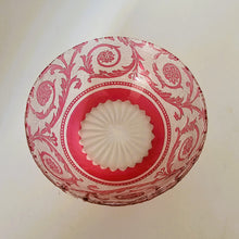 Charger l'image dans la galerie, Baccarat (attribué à) - Coupelle en cristal doublé rose gravé et dégagé à l'acide, circa 1900 Le Charme des Violettes - Brocante en ligne
