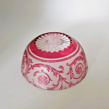 Charger l'image dans la galerie, Baccarat (attribué à) - Coupelle en cristal doublé rose gravé et dégagé à l'acide, circa 1900 Le Charme des Violettes - Brocante en ligne
