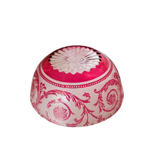 Charger l'image dans la galerie, Baccarat (attribué à) - Coupelle en cristal doublé rose gravé et dégagé à l'acide, circa 1900 Le Charme des Violettes - Brocante en ligne
