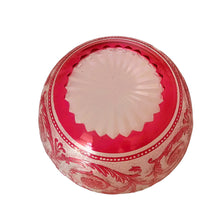 Charger l'image dans la galerie, Baccarat (attribué à) - Coupelle en cristal doublé rose gravé et dégagé à l'acide, circa 1900 Le Charme des Violettes - Brocante en ligne
