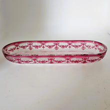 Load image into Gallery viewer, Val Saint-Lambert - Ravier en cristal doublé rose décor gravé à l'acide, estampillé, circa 1900 Le Charme des Violettes - Brocante en ligne
