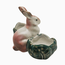 Afbeelding in Gallery-weergave laden, Saleron double en porcelaine – Lapin et choux – Esprit printanier, milieu XXè Le Charme des Violettes - Brocante en ligne
