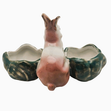 Afbeelding in Gallery-weergave laden, Saleron double en porcelaine – Lapin et choux – Esprit printanier, milieu XXè Le Charme des Violettes - Brocante en ligne
