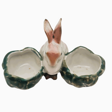 Afbeelding in Gallery-weergave laden, Saleron double en porcelaine – Lapin et choux – Esprit printanier, milieu XXè Le Charme des Violettes - Brocante en ligne

