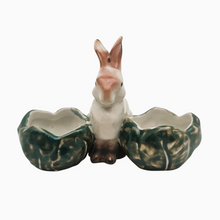 Afbeelding in Gallery-weergave laden, Saleron double en porcelaine – Lapin et choux – Esprit printanier, milieu XXè Le Charme des Violettes - Brocante en ligne
