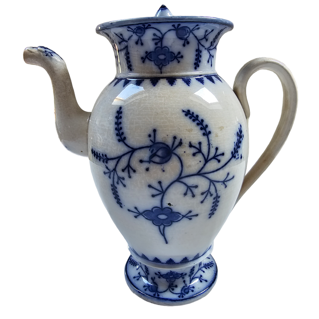Saxe B.F. Cafetière Directoire en porcelaine fine, décor à l'immortel blanc et bleu