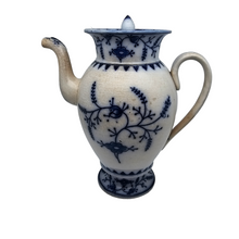Charger l&#39;image dans la galerie, Saxe B.F. - Cafetière Directoire en porcelaine fine, décor à l&#39;immortel blanc et bleu
