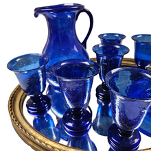 Afbeelding in Gallery-weergave laden, Suite van 6 glazen, 1 karaf en 1 vintage beker in mondgeblazen blauw glas, Egyptisch vakmanschap
