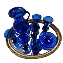 Charger l&#39;image dans la galerie, Suite de 6 verres, 1 carafe et 1 coupelle vintage en verre bleu soufflé à la bouche, artisanat égyptien
