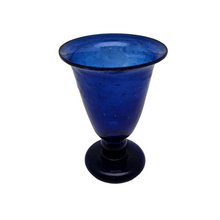 Charger l&#39;image dans la galerie, Suite de 6 verres, 1 carafe et 1 coupelle vintage en verre bleu soufflé à la bouche, artisanat égyptien

