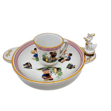 Load image into Gallery viewer, Charmant service pour bébé en porcelaine de Limoges – assiette chauffante et tasse – décor enfantin, années 1950 Le Charme des Violettes - Brocante en ligne
