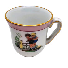 Load image into Gallery viewer, Charmant service pour bébé en porcelaine de Limoges – assiette chauffante et tasse – décor enfantin, années 1950 Le Charme des Violettes - Brocante en ligne

