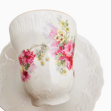 Load image into Gallery viewer, Suite de 6 tasses à café et sous-tasses vintage en porcelaine fleurie
