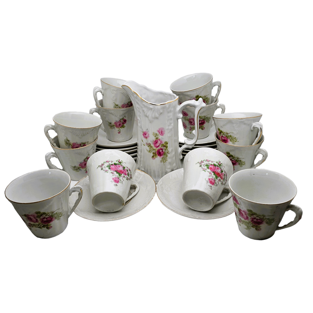 Service  à café ou à chocolat Art nouveau en porcelaine blanche fleurie de petites roses pour 12 personnes, années 1900